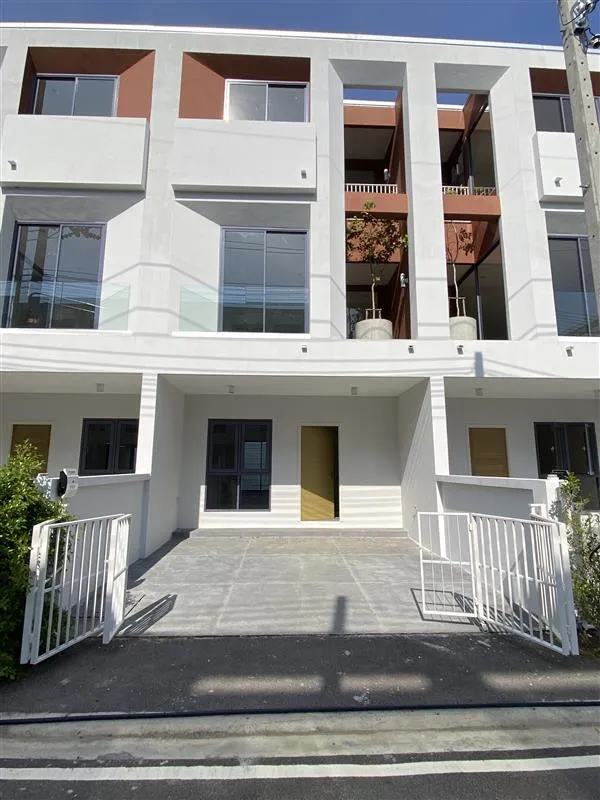 บ้านโซนหางดงเชียงใหม่ โครงการ Monotown 4 ทาวน์โฮม 3 ชั้น ที่จอดรถ 2 คัน สิ่งอำนวยความสะดวกครบ ใกล้กาดฝรั่ง 5 นาที